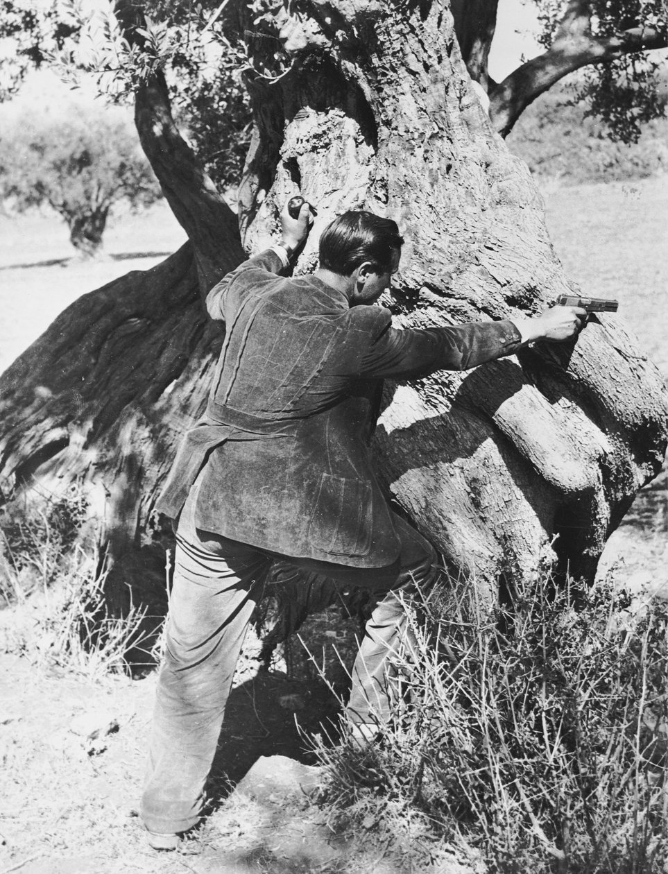 Salvatore Giuliano che punta una pistola, 1937 da Armando Bruni