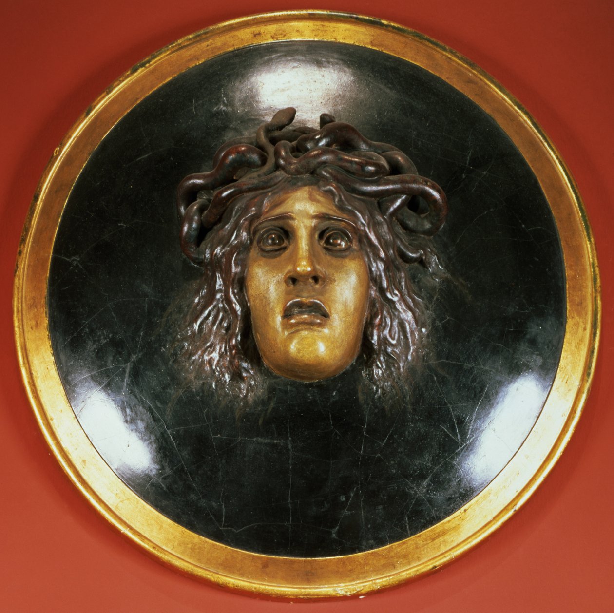 Scudo di Medusa (rilievo in gesso dipinto) da Arnold Böcklin
