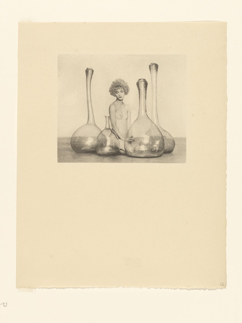 [Nudo femminile con bottiglie] da Arthur F. Kales