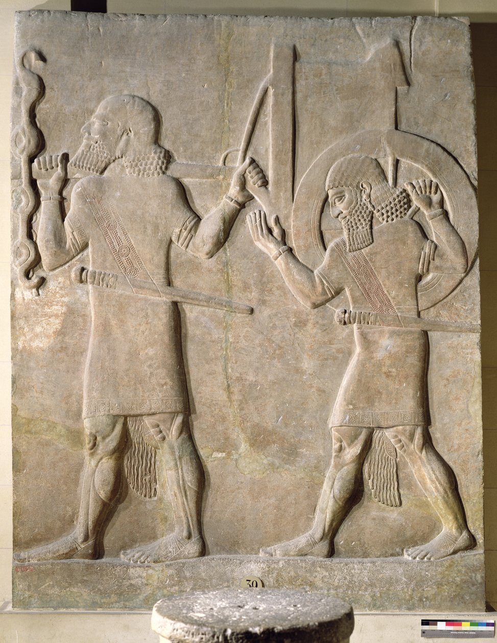 Rilievo che raffigura due soldati che trasportano il carro da guerra del re, dal Palazzo di Sargon II, Khorsabad, Iraq (gesso) da Assyrian