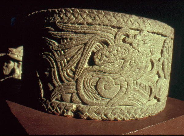 Urna con serpente piumato da Aztec