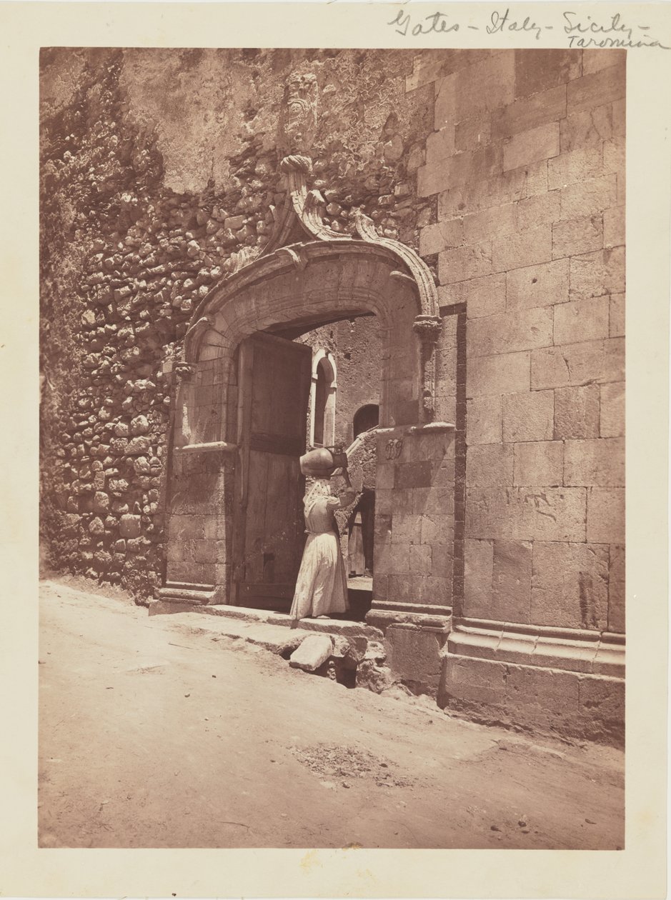 [Donna che entra nel cancello] da Baron Wilhelm von Gloeden