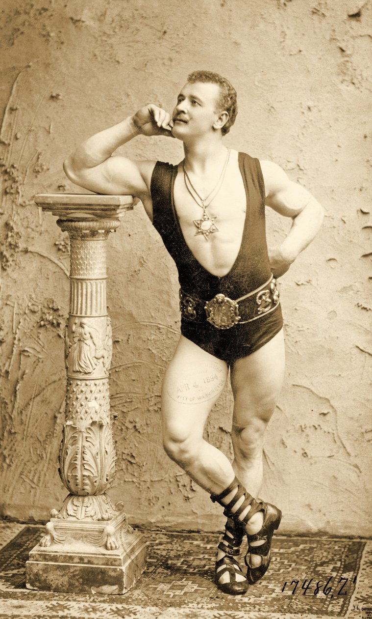 Eugen Sandow, in posa classica greco-romana, c.1894 da Benjamin J. Falk