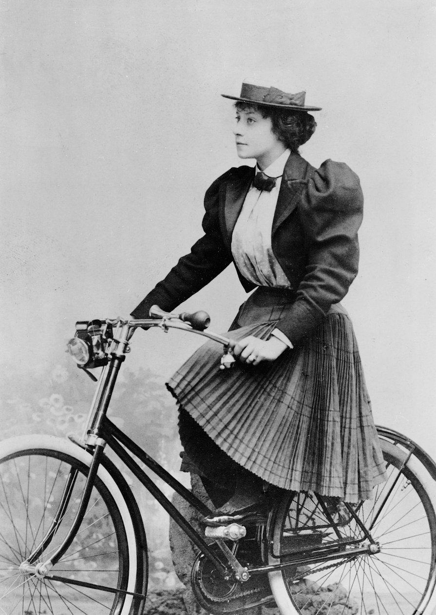 Julia Denis in bicicletta, 1893 da Benque Studio