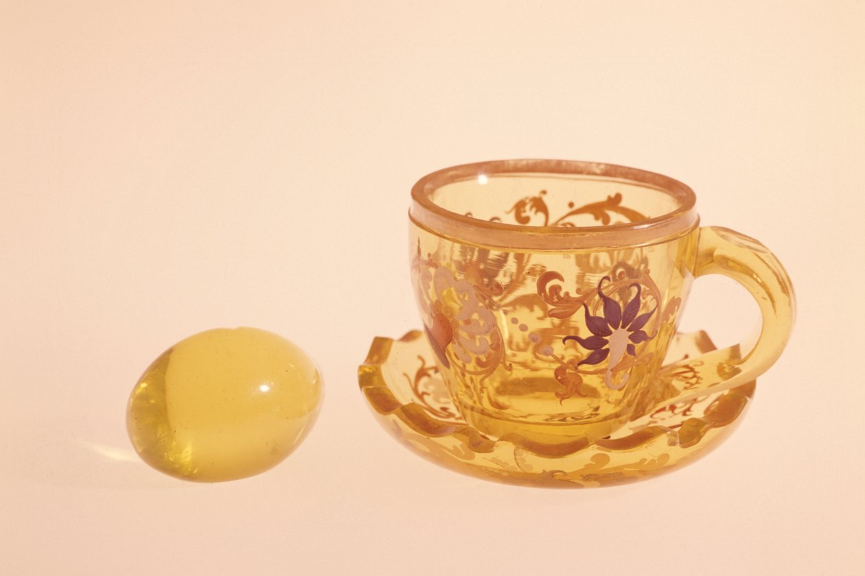 Tazza e piattino in vetro smaltato e inciso Annagelb, c.1840 da Bohemian School
