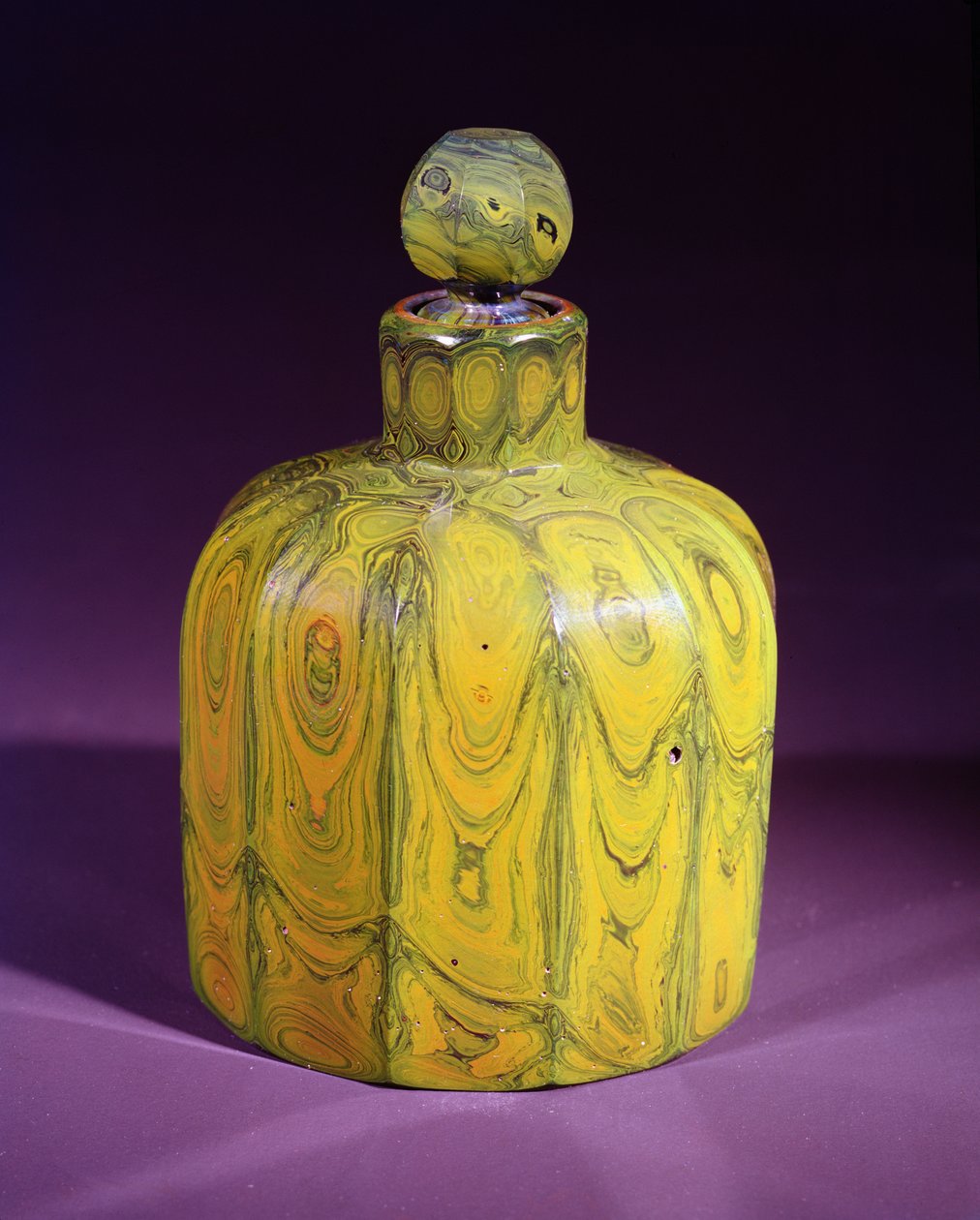 Bottiglia di profumo Lithyalin con tappo, c.1830 da Bohemian School