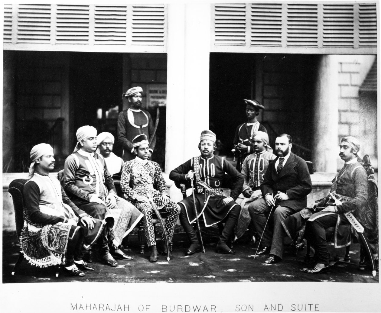 Maharaja Mahtab Chand Bahadur con suo figlio e suite, c.1870 da British Photographer