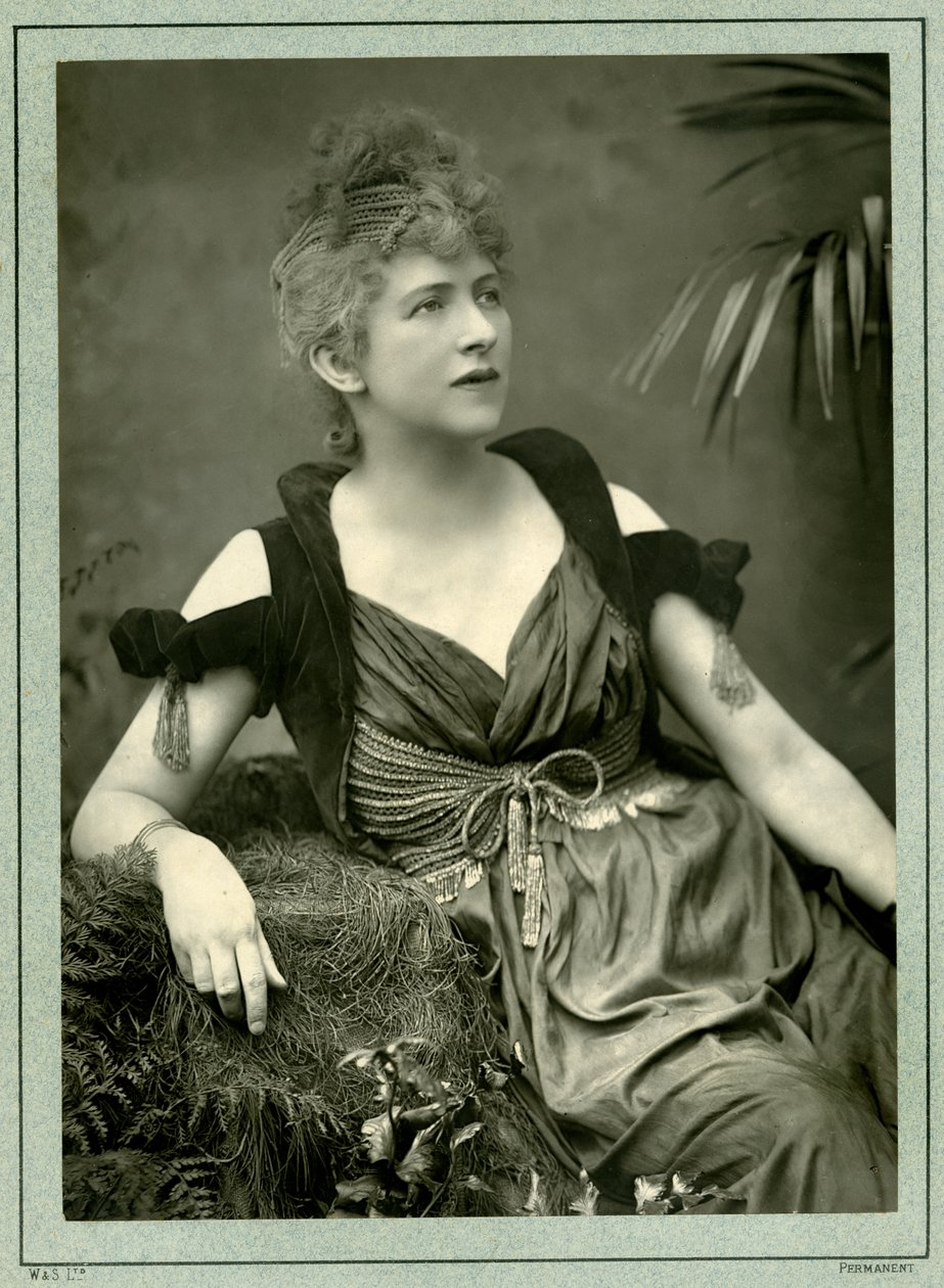 Mrs Bernard Beere da British Photographer