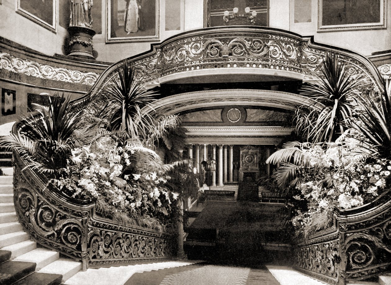 La grande scalinata di Buckingham Palace, Londra, 1890 da British Photographer