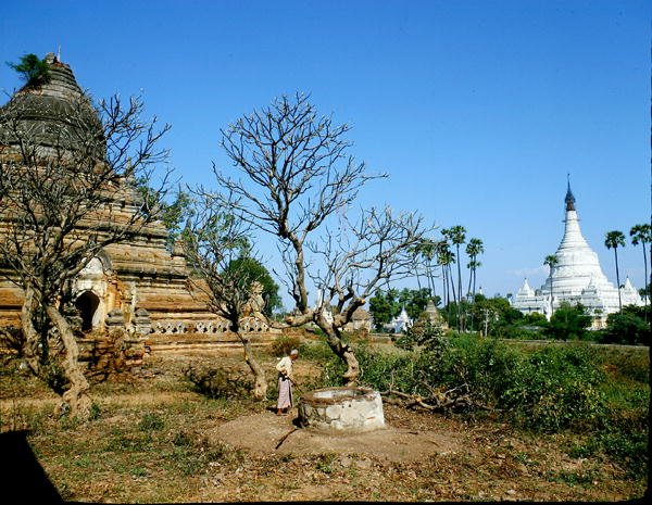 Pagode vicino al fiume Irrawaddy da Burmese School