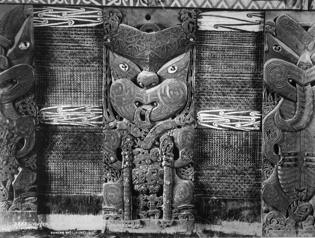 Intagli Maori e pannelli tukutuku nella casa di riunione Tamatekapua a Ohinemutu da Burton Brothers Studio