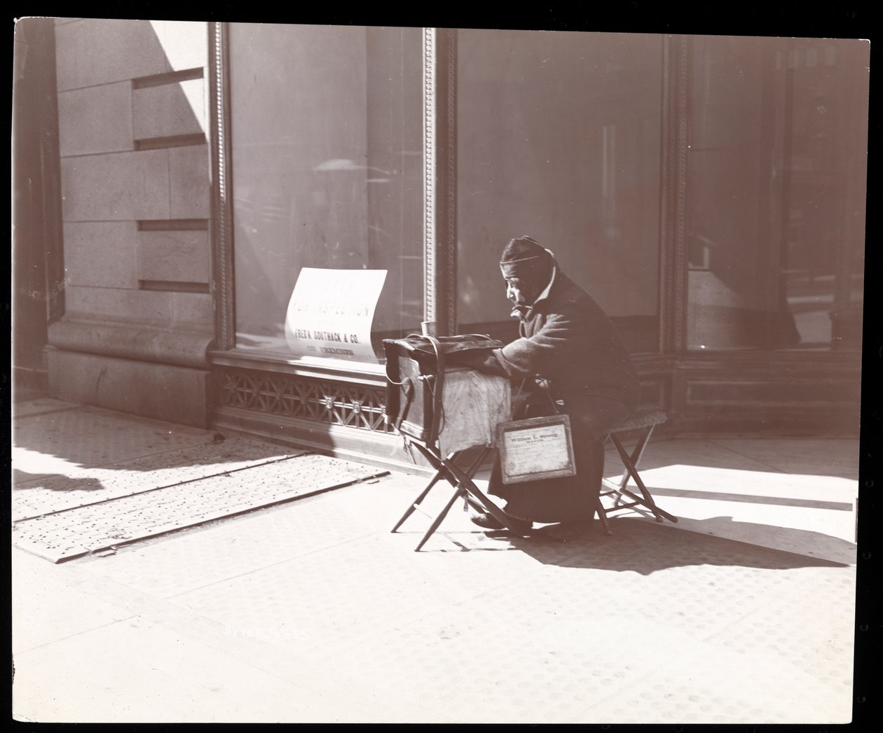 Un musicista di strada cieco, New York, 1898 da Byron Company