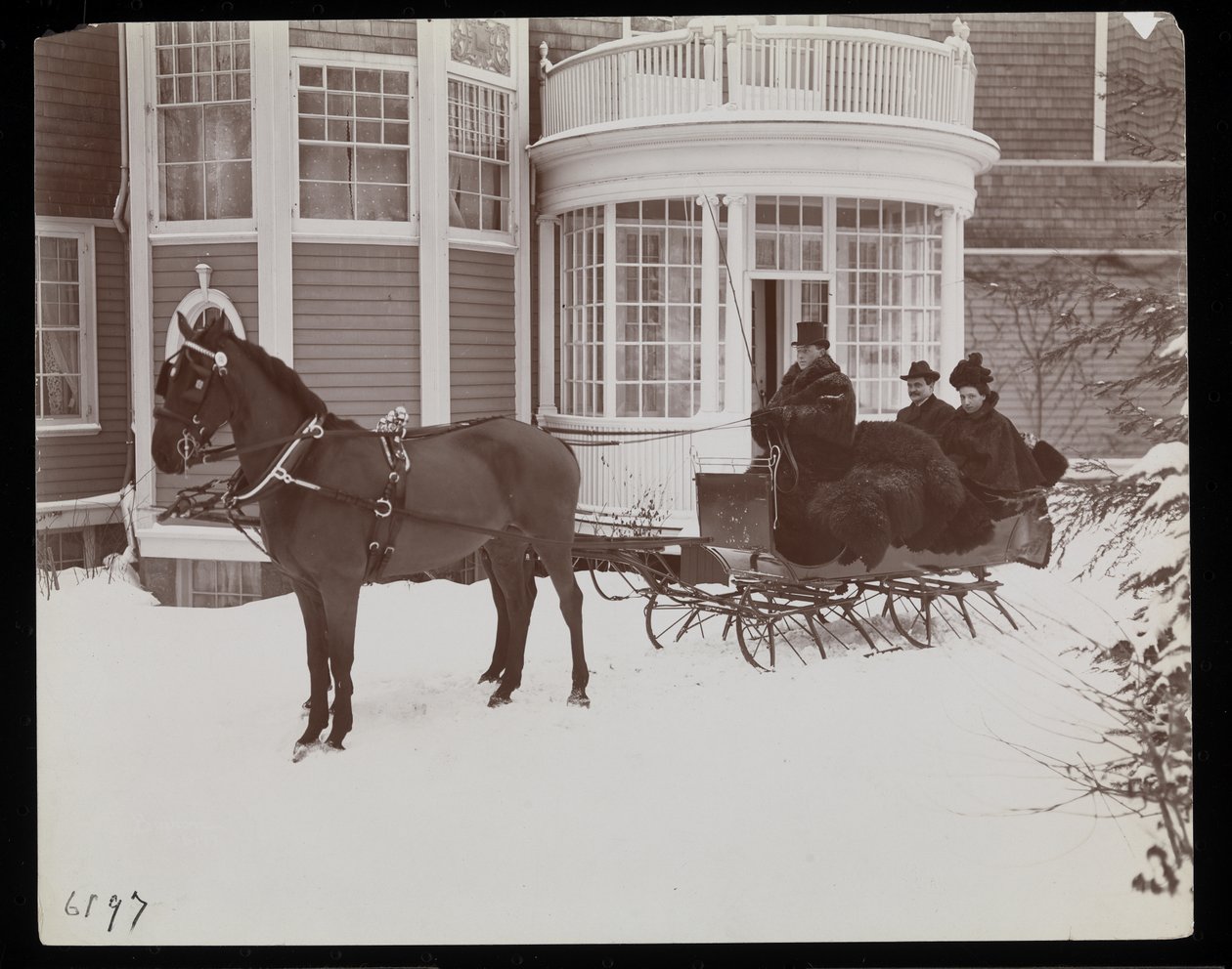 Una slitta trainata da cavalli davanti alla residenza di Westmoreland Davis a Tuxedo Park, New York, 1899 da Byron Company