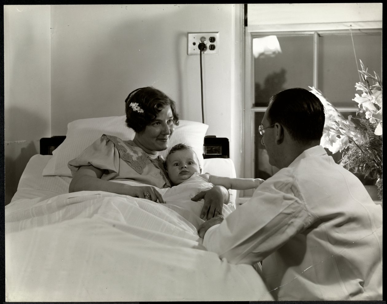 Una madre e un bambino in un letto d