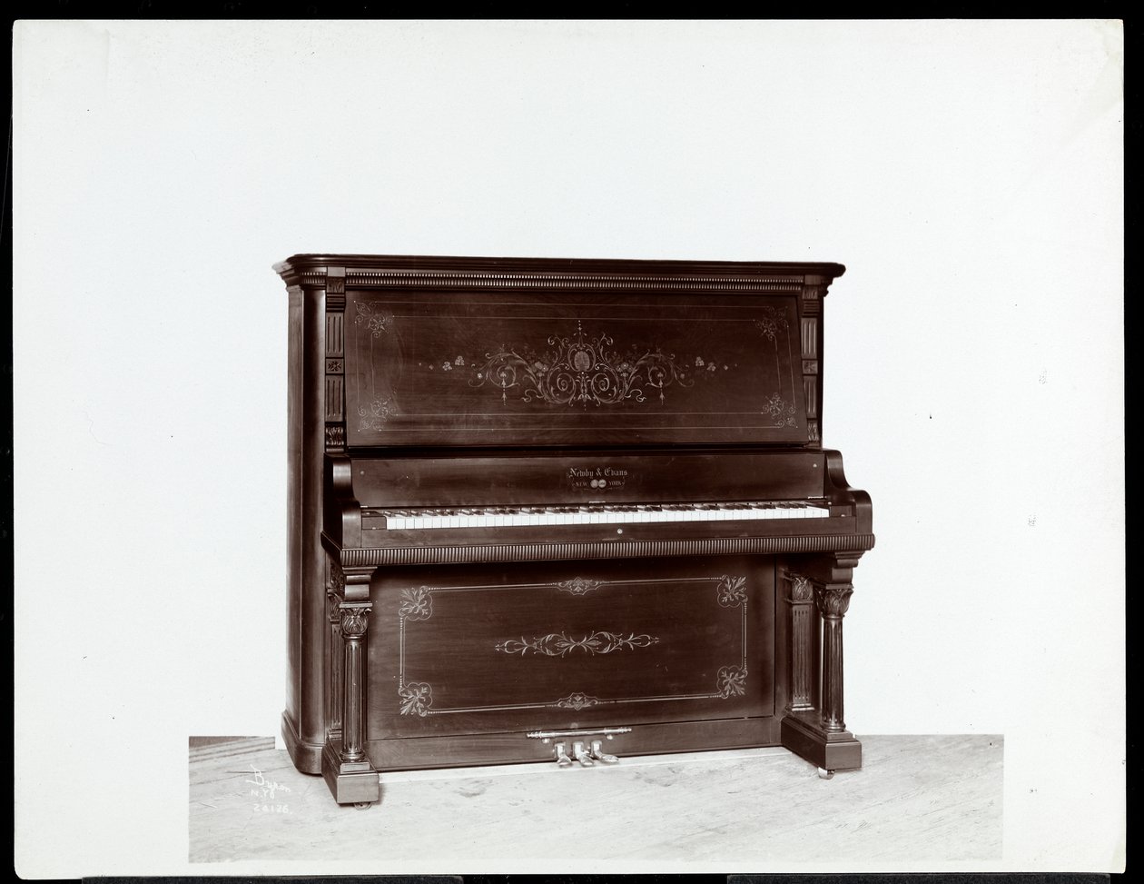 Un pianoforte di Newby und Evans Piano Co., 1907 da Byron Company