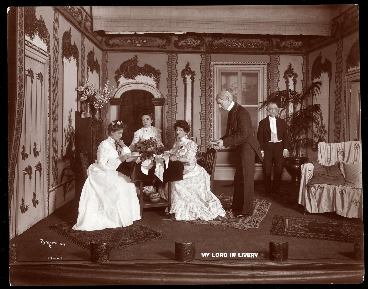 Una scena da una produzione amatoriale di una commedia intitolata My Lord in Livery da Byron Company