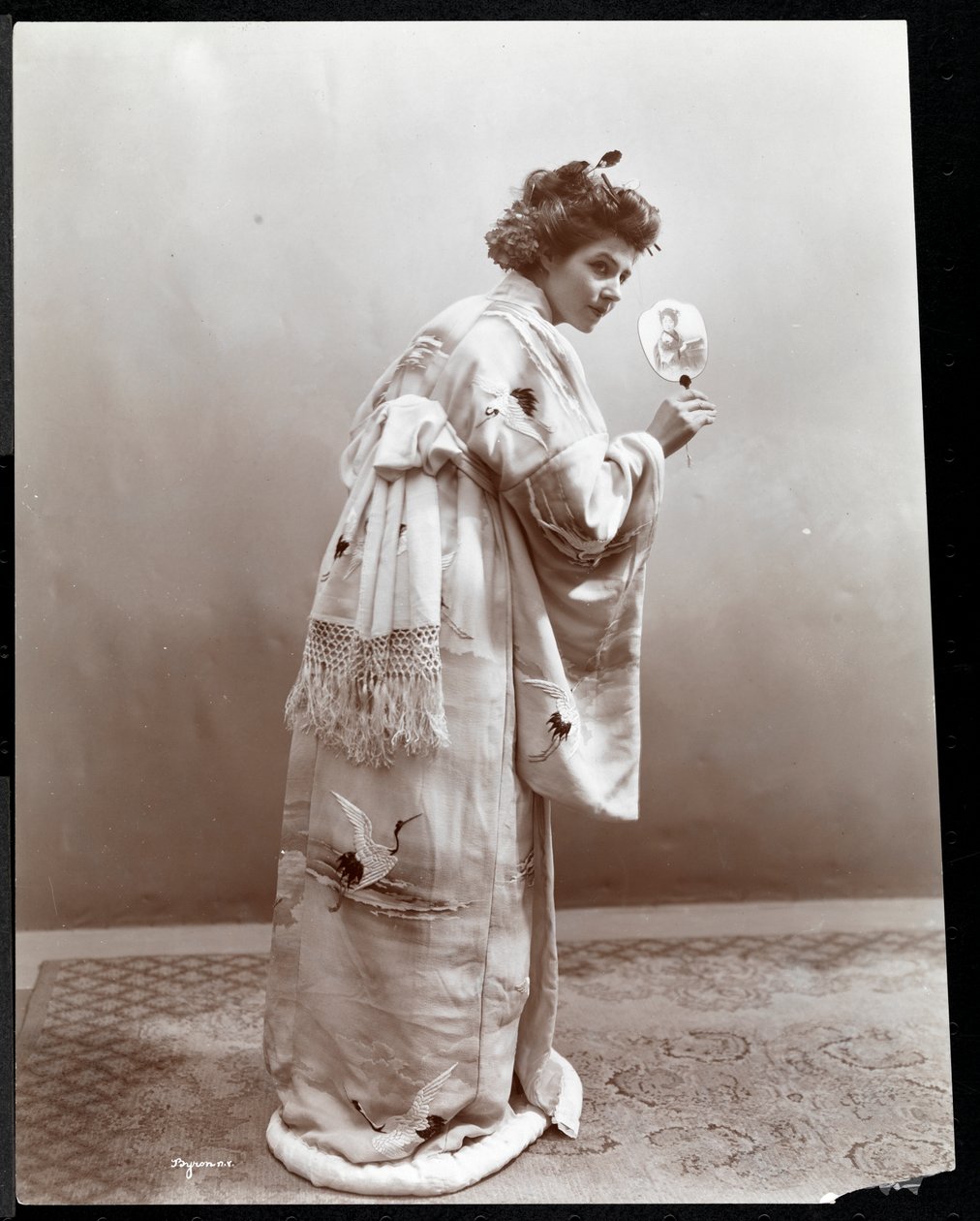 Una donna che modella un kimono giapponese, New York, 1904 da Byron Company
