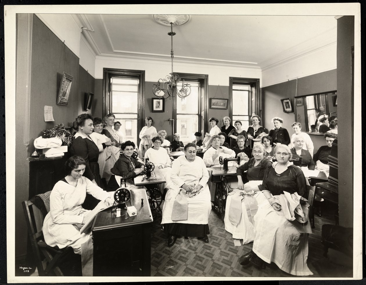 Un circolo di cucito femminile alla Rodeph Sholom Sisterhood, 157 East 94th Street, New York, 1920 da Byron Company