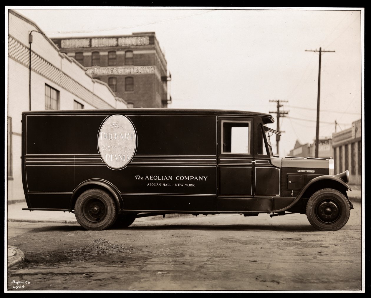 Un camion di consegna Aeolian Company Pierce Arrow a 711 East 139th Street, Harlem, New York, 1926 da Byron Company