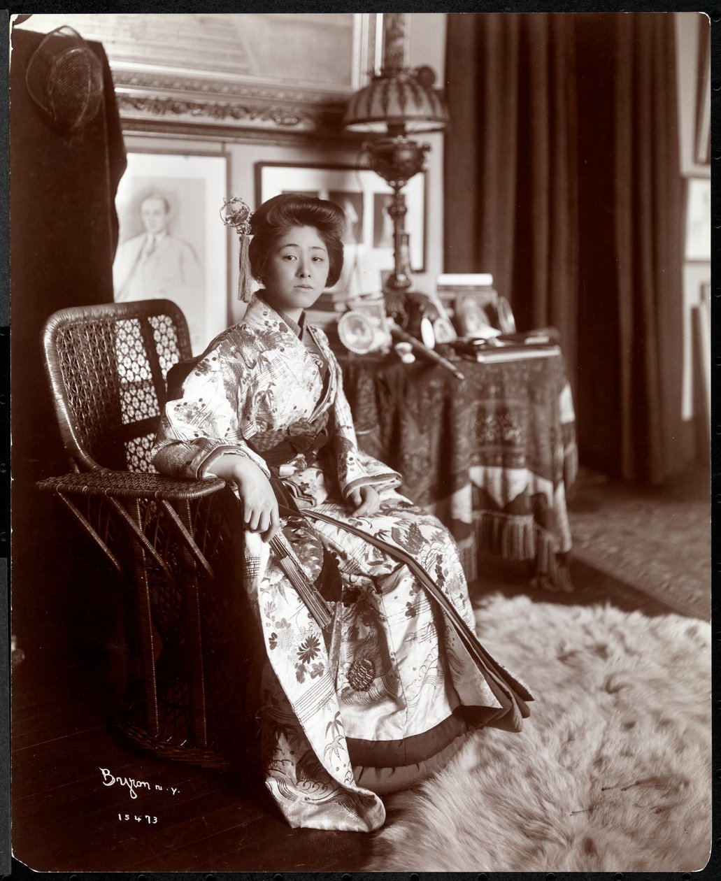 Modella asiatica in kimono allo Studio Strauss, New York, 1903 da Byron Company
