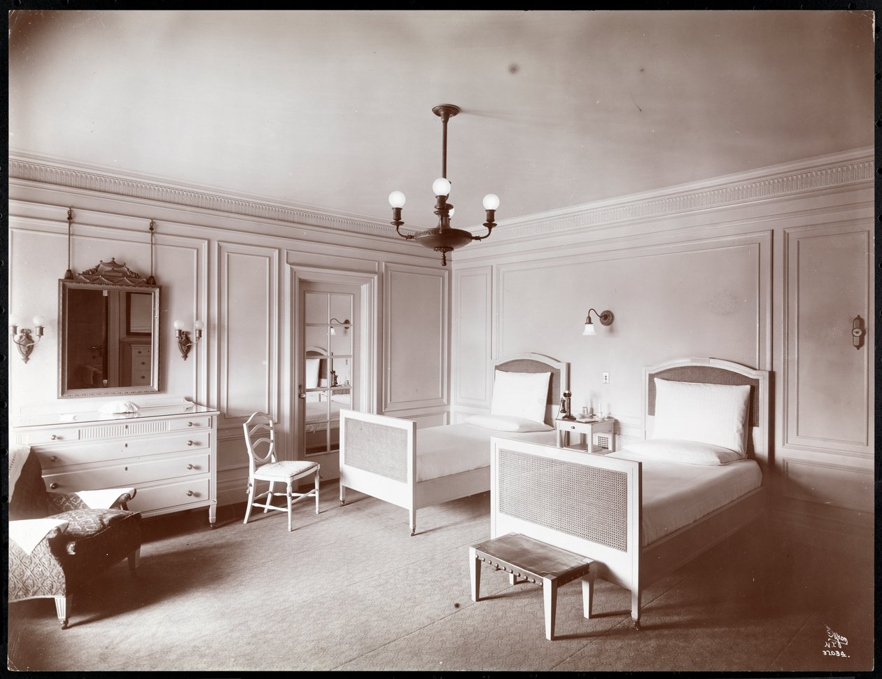 Camera da letto al Copley Plaza hotel, Boston, c.1912-15 da Byron Company
