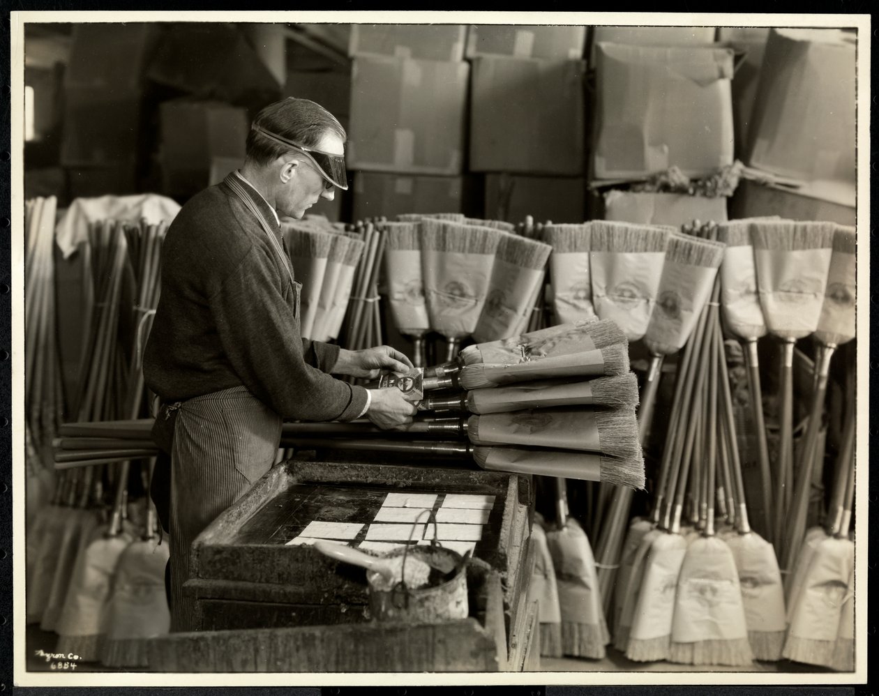 Uomo cieco che etichetta scope al Bourne Memorial Building, New York, 1935 da Byron Company