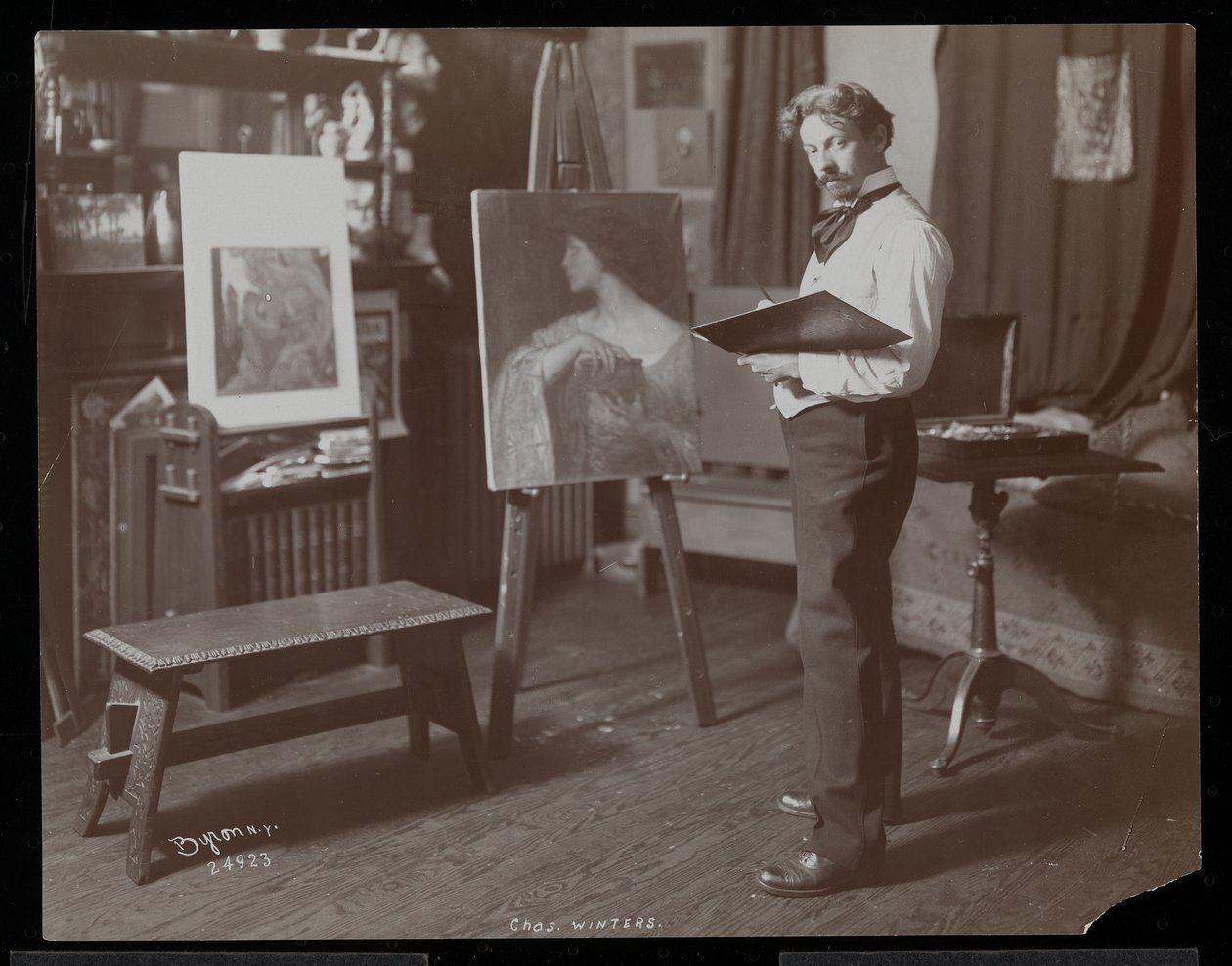 Charles Winter che dipinge nel suo studio, New York, 1907 da Byron Company