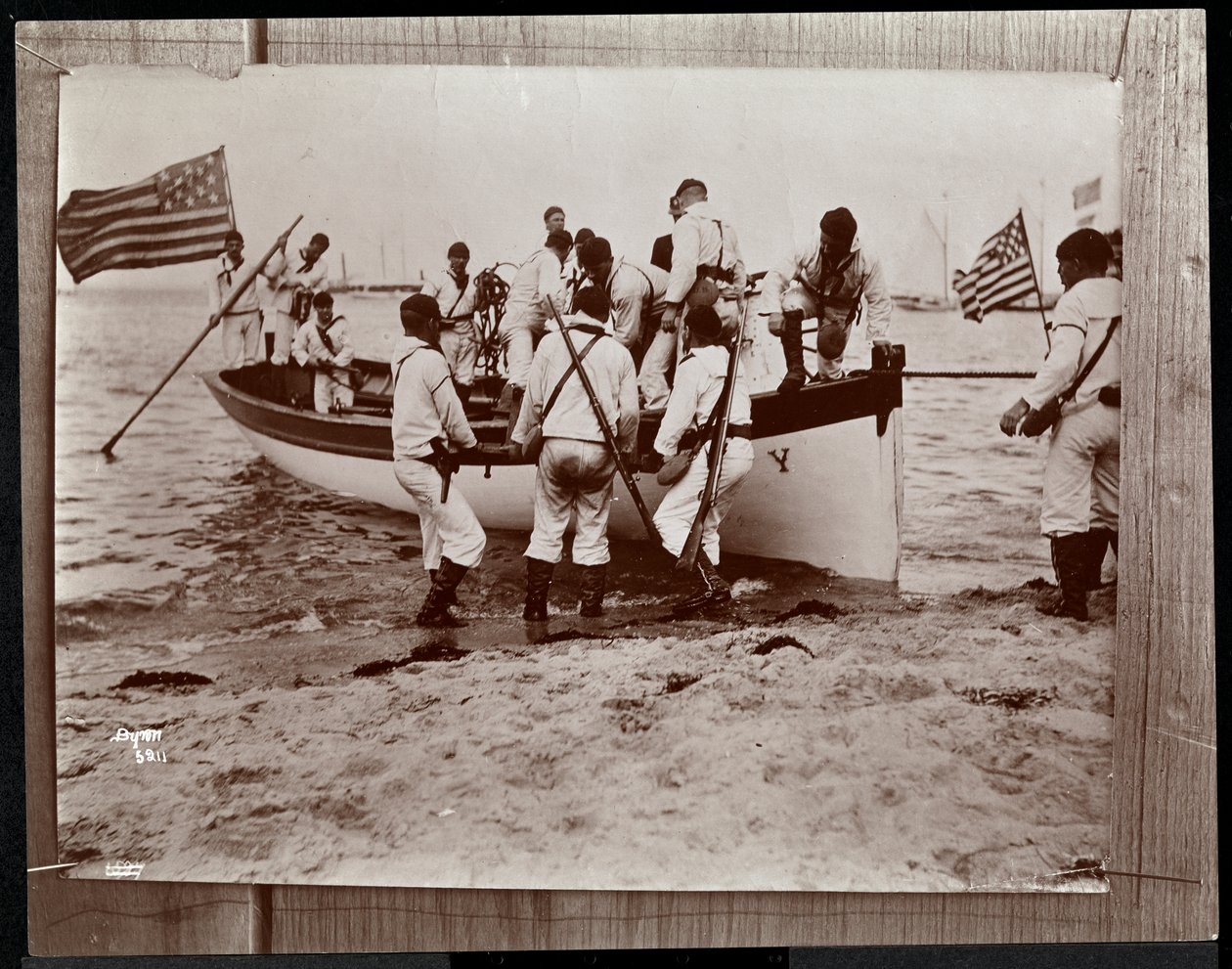 Fotocopia di una foto precedente delle riserve navali con un gruppo di marinai in una barca a remi, Fishers Island, New York, 1891 da Byron Company
