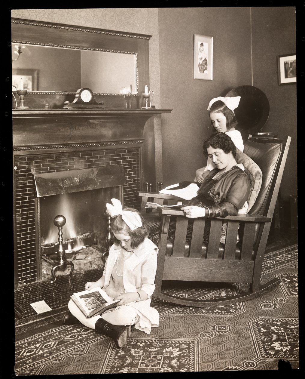 Emma Dunn e le sue due figlie, c.1915 da Byron Company