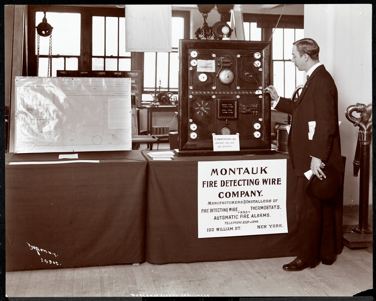 Esposizione di un sistema di rilevamento incendi della Montauk Fire Detecting Wire Co. al Museo delle Apparecchiature di Sicurezza dell