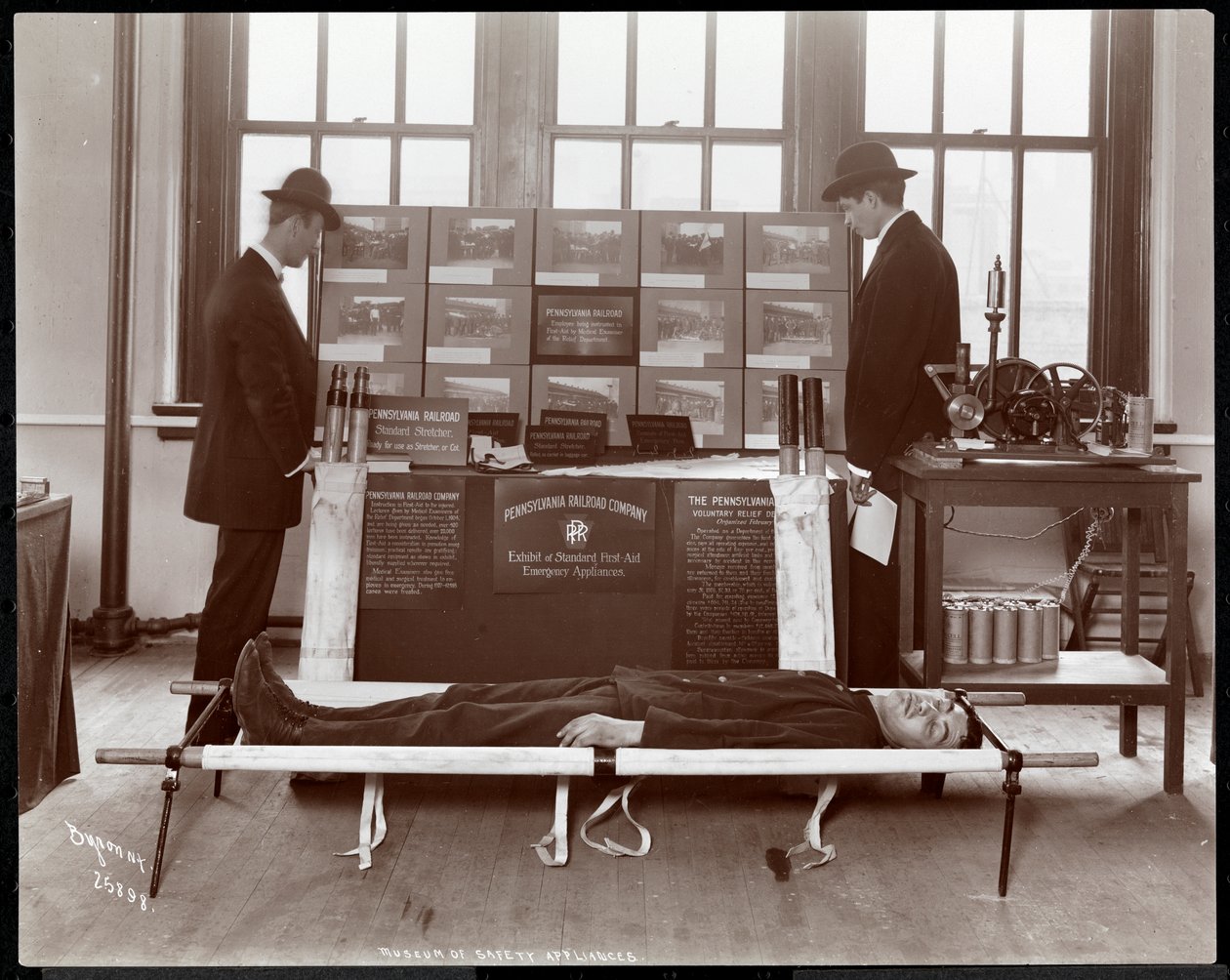 Esposizione di attrezzature di primo soccorso della Pennsylvania Railroad Co. al Museo delle apparecchiature di sicurezza dell