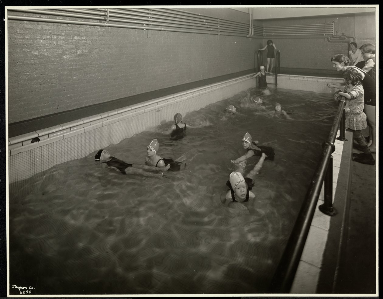 Ragazze che nuotano alla New York Association for the Blind, 111 East 59th Street, New York, 1930 da Byron Company