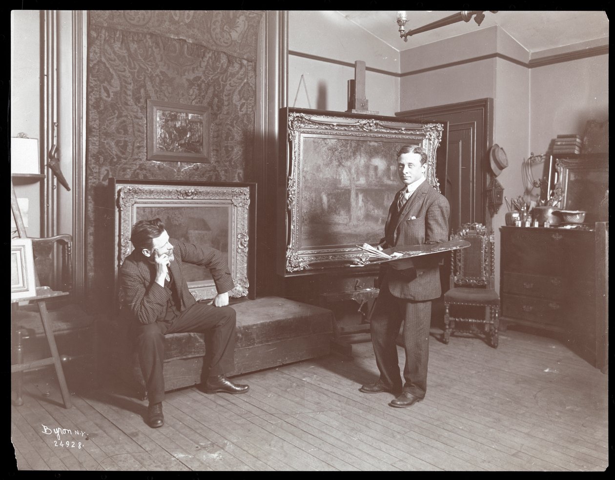 Granville Smith nel suo studio, New York, 1907 da Byron Company