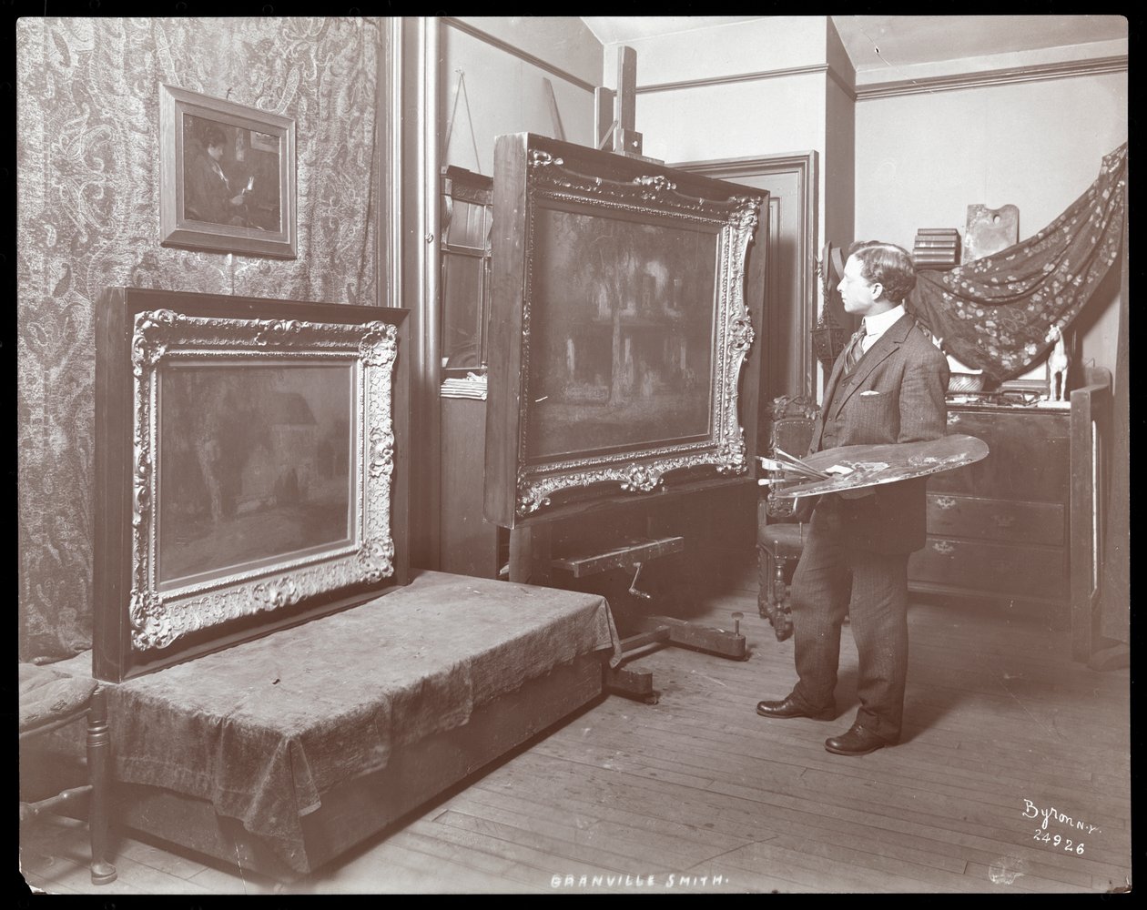 Granville Smith nel suo studio, New York, 1907 da Byron Company