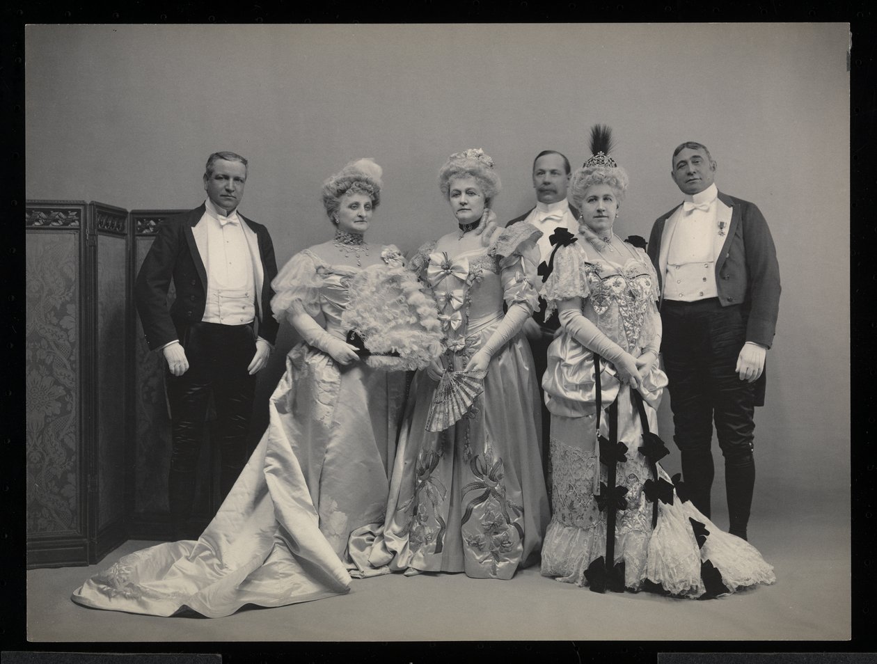 Ritratto di gruppo di Sydney Dillon Ripley, Mrs. J.T. Burden, Mrs. Wm. Jay, Benjamin Nicol e Col. Wm. Jay al ballo di James Hazen Hyde, New York, 31 gennaio 1905 da Byron Company