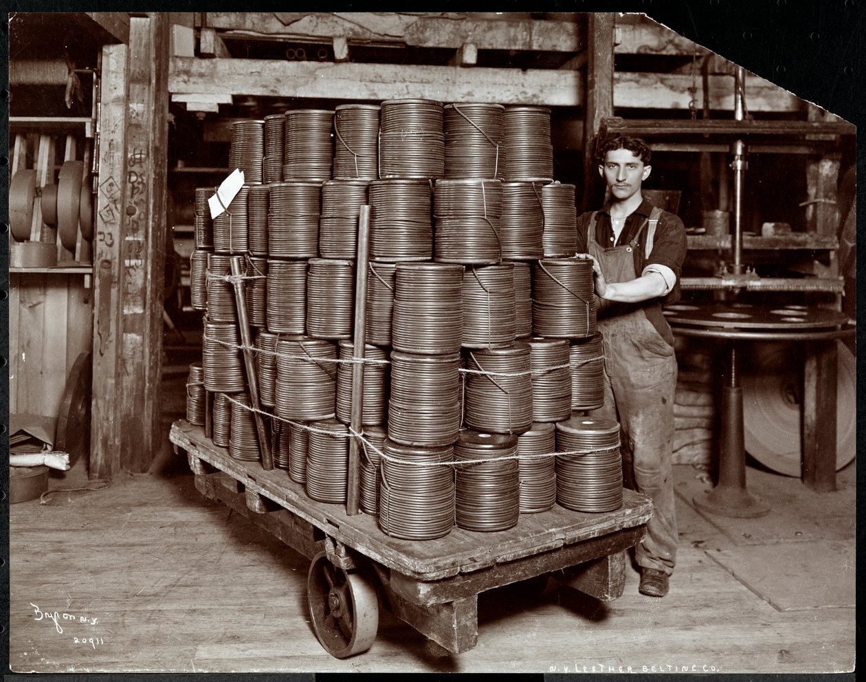 Vista interna di un uomo che lavora con la pelle alla New York Leather Belting Co., New York, 1906 (stampa al gelatino d