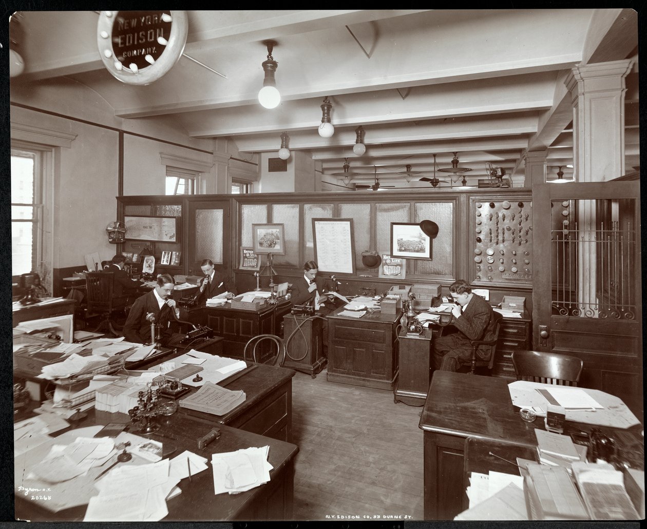 Vista interna di uomini che usano macchine per dettare alla New York Edison Co. al 55 Duane Street, New York, 1905 (stampa al gelatino d