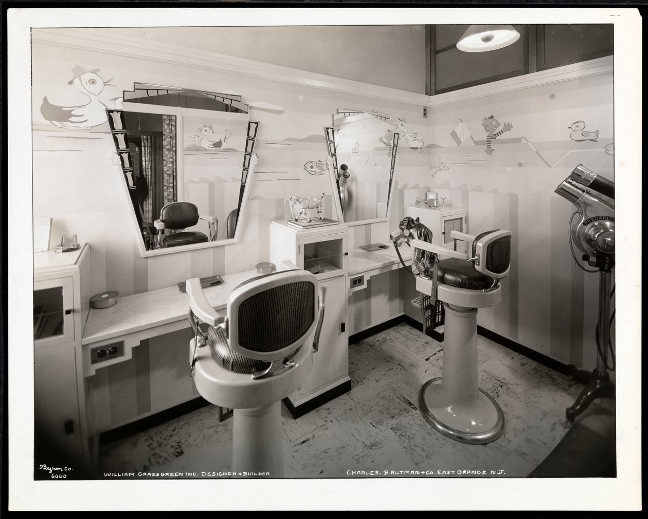 Vista interna della sala per il taglio dei capelli dei bambini presso il salone di bellezza Charles of the Ritz a B. Altman e Co., New Jersey, 1932 da Byron Company