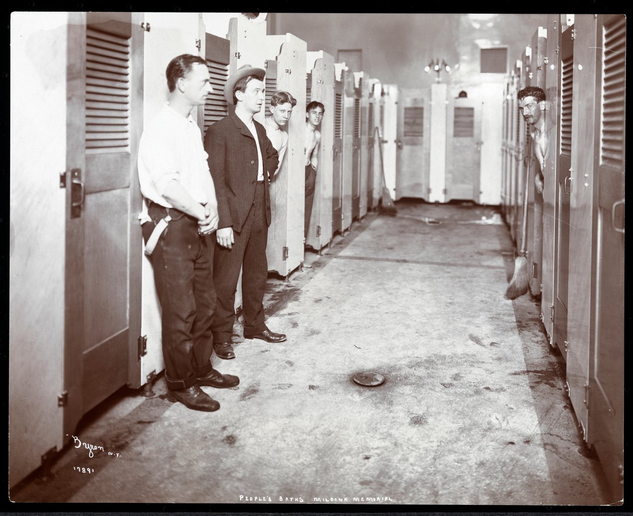Vista interna di giovani che sbirciano fuori dalle cabine da bagno ai Bagni del Popolo, Milbank Memorial, New York, 1904 (stampa al gelatino d
