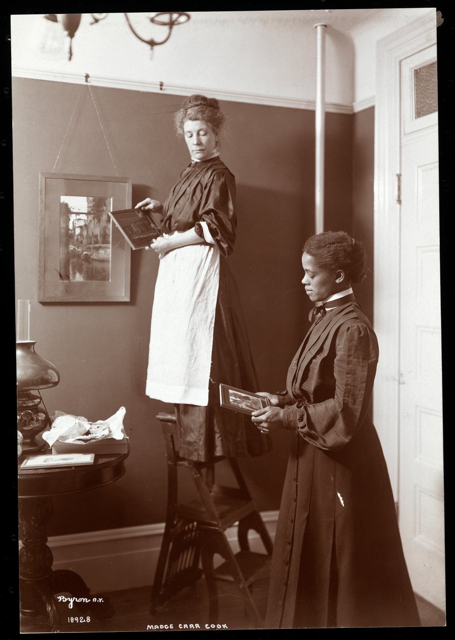 Madge Carr Cook che appende quadri con la sua cameriera, c.1904 da Byron Company