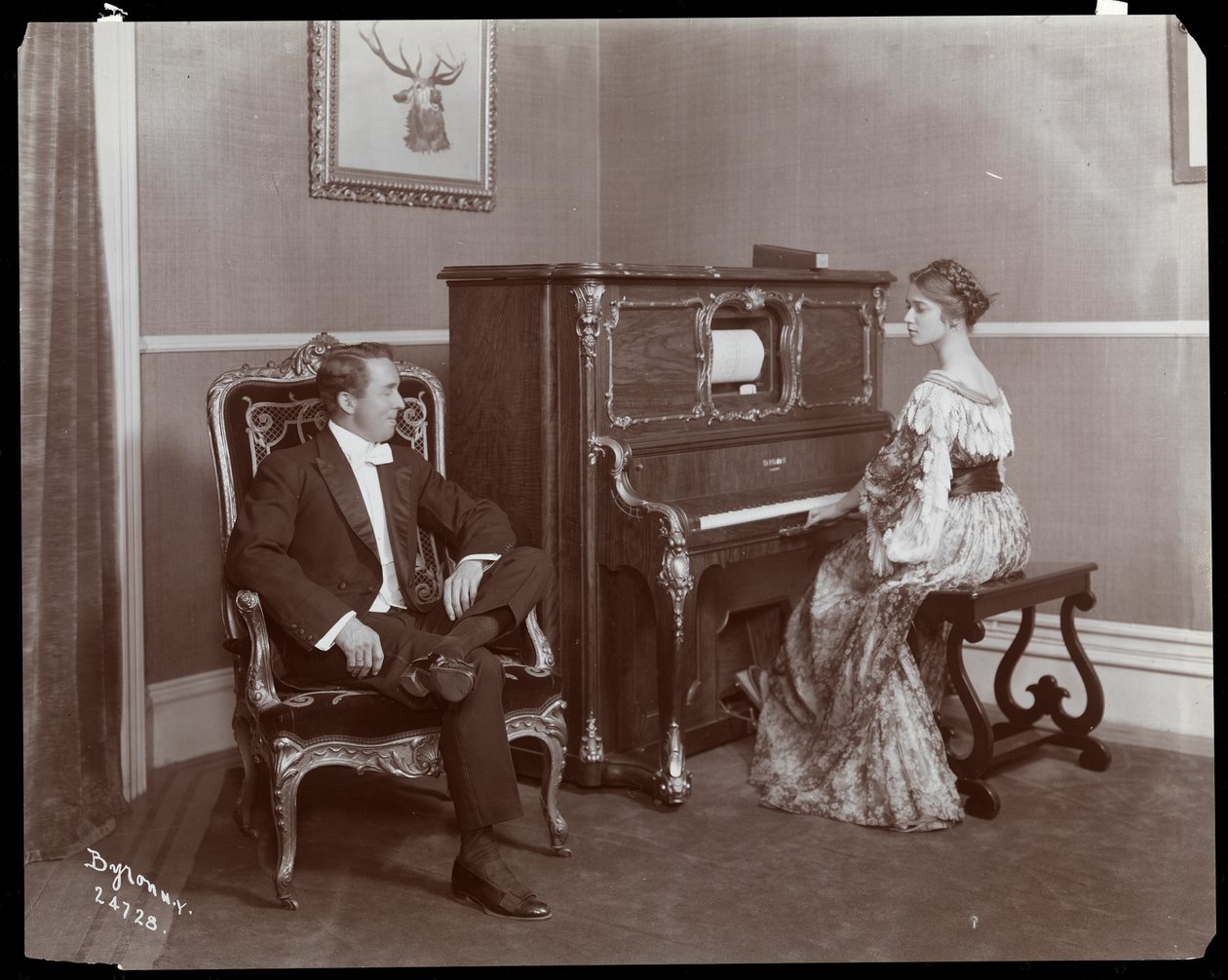 Uomo e donna che suonano un pianoforte automatico, New York, 1907 (stampa al gelatino d