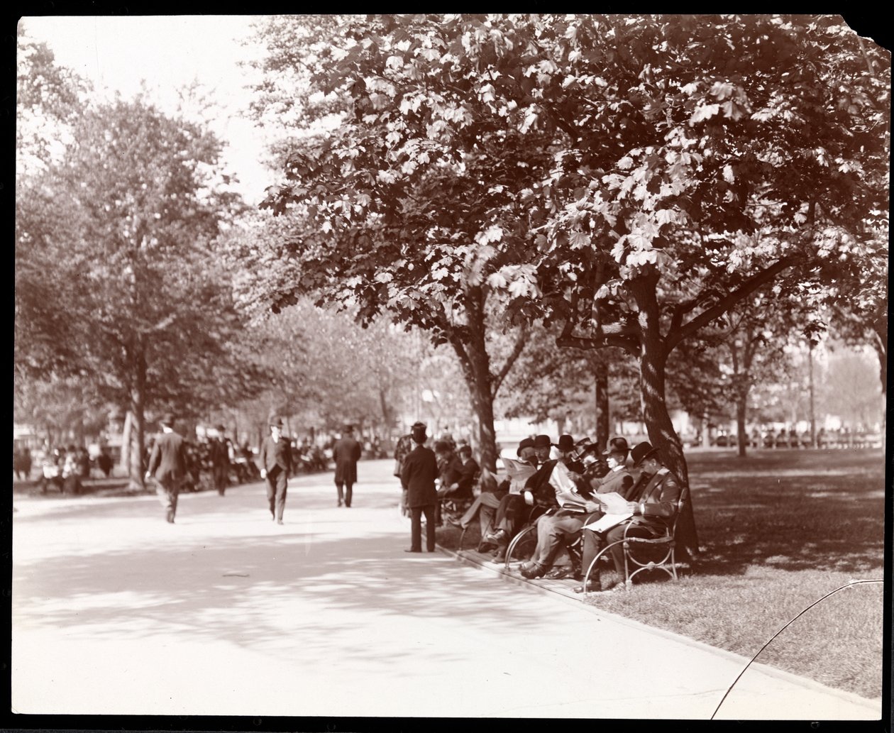 Uomini sulle panchine del parco a Union Square, New York, c.1903 da Byron Company