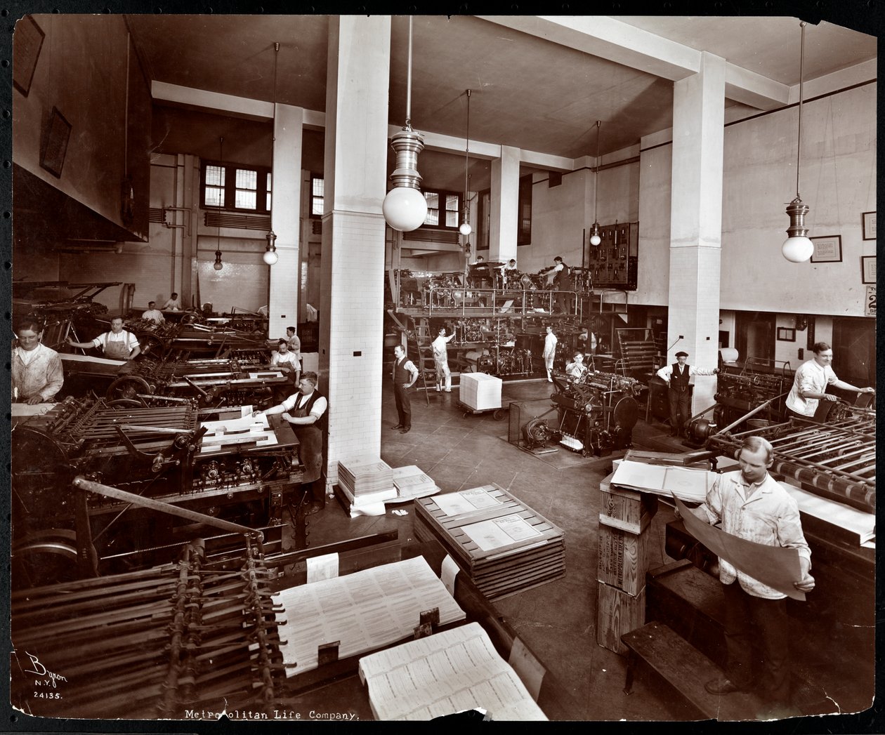 Uomini che lavorano nella tipografia della Metropolitan Life Insurance Co. a 23rd Street e Madison Avenue, New York, 1907 da Byron Company