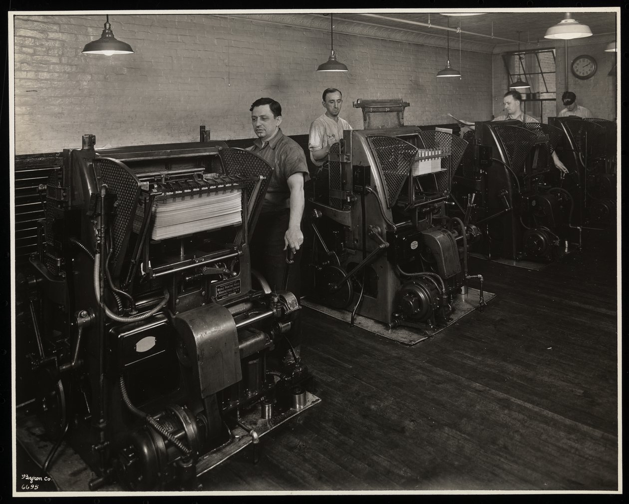 Uomini che lavorano alle macchine da stampa presso Unz und Co., 24 Beaver Street, New York, 1932 da Byron Company