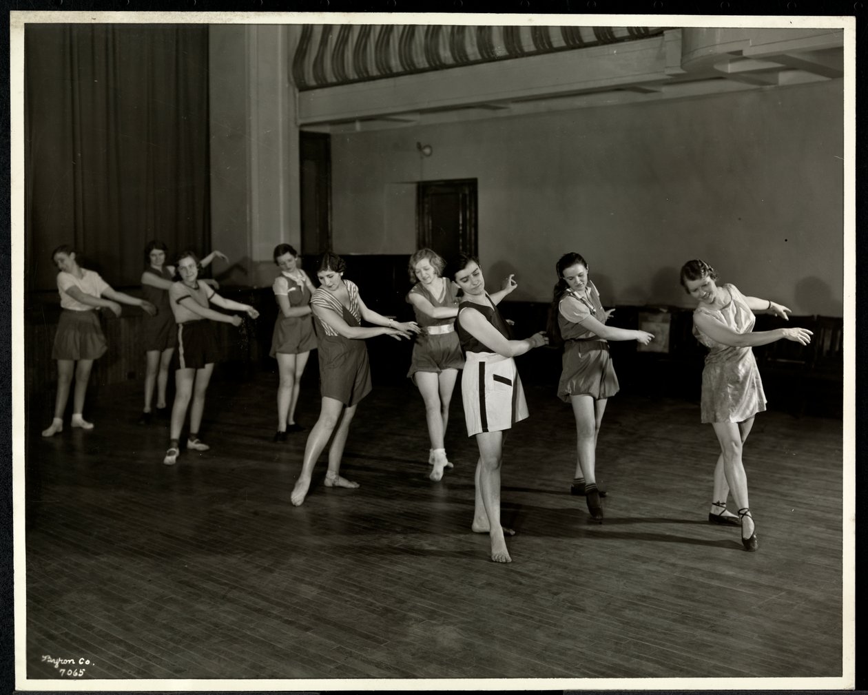 La signora Dean e otto ragazze danzanti nella palestra della New York Association for the Blind, 111 East 59th Street, New York, 1935 da Byron Company