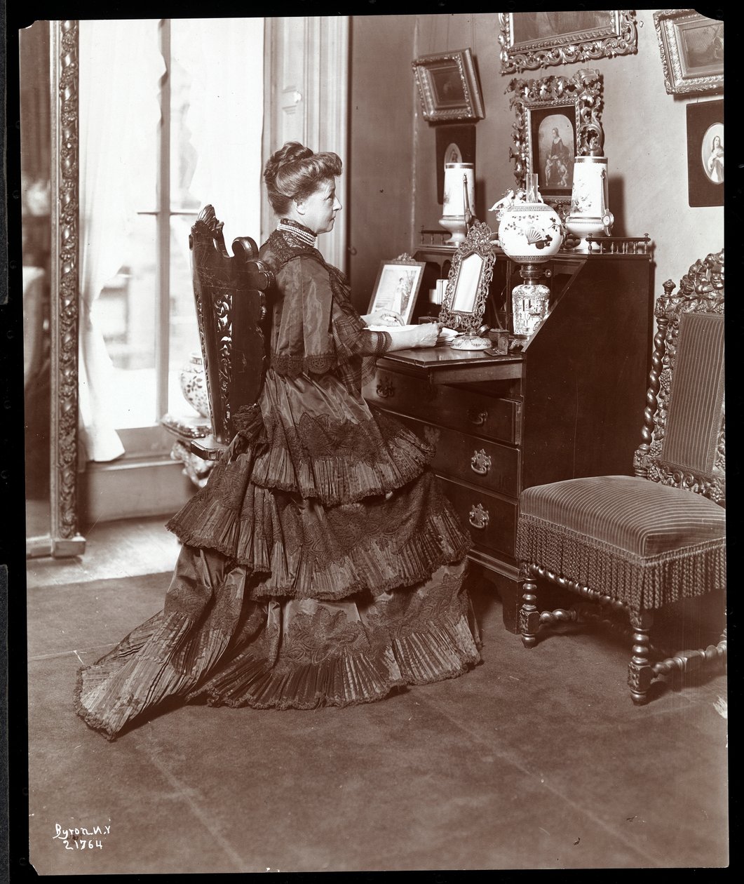 La signora K. Duer alla sua scrivania, New York, 1906 da Byron Company