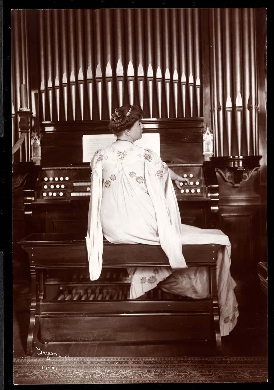 Ritratto della signora I. M. Clark a un organo, 1904 da Byron Company