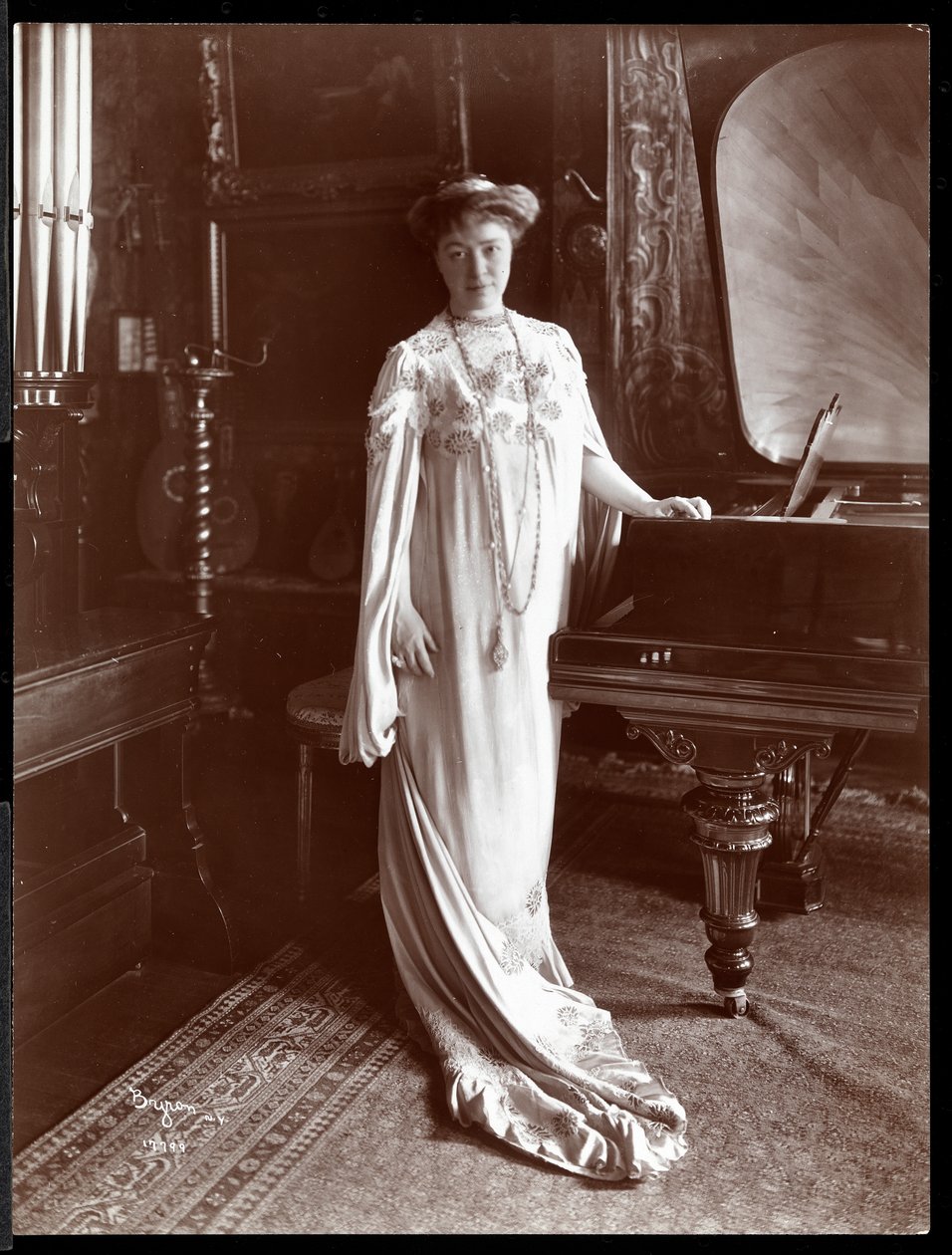 Ritratto della signora I. M. Clark in piedi accanto a un pianoforte, 1904 da Byron Company