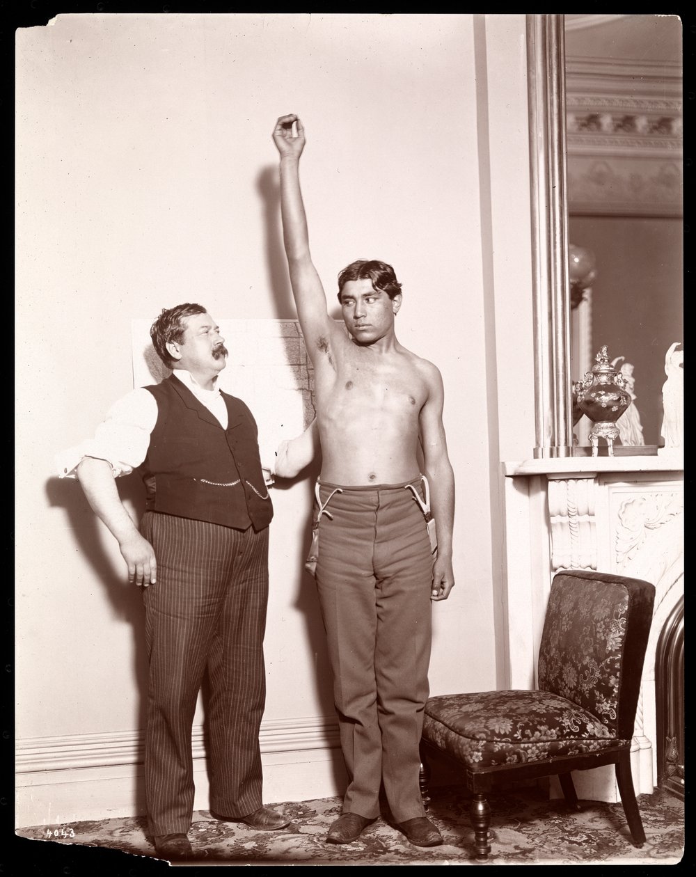 Professor Atkinson, un aggiustatore di ossa inglese, con un paziente maschio, 1898 da Byron Company