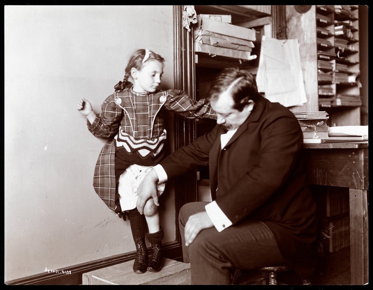 Professor Atkinson, un ortopedico inglese, con una giovane paziente, 1898 (stampa al gelatino d